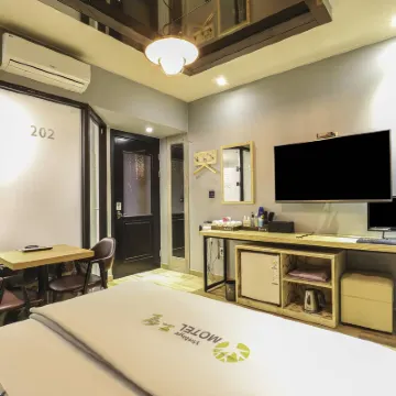 Daegu Duryu Ilwol Hotels near E-World