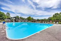 Branson Retreat w/ Balcony & 18-Hole Golf Course! - 주차장