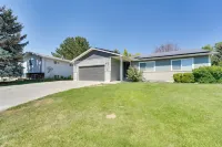 Lovely Twin Falls Home w/ Private Hot Tub! - parking