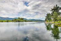 Waterfront Cabin w/ 2 Boat Docks & Mtn Views! - 3 étoiles