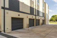 Rooftop Deck and Hot Tub Walkable Denver Townhome - Condos