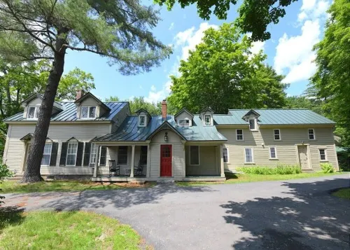 Home is perfect for large families with private lake access and close to town Hotels in Bridgton