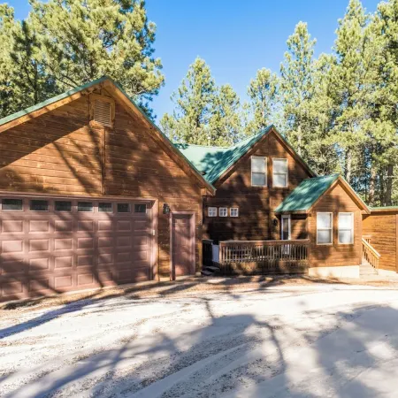 Retreat on the Green, Great Outdoor Space, Close to Bike Trails - Sleeps 8-12