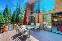 3BR Charming Cabin w/ Deck, Yard Games & View - 3 stjerner
