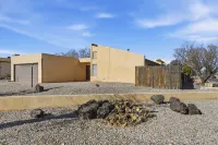 Albuquerque Escape Hot Tub + Atrium 4 Bedroom Home - Jacuzzi