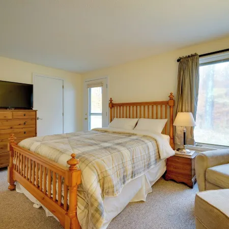 Sunny Stratton Townhome ~ 1 Mi to Skiing!
