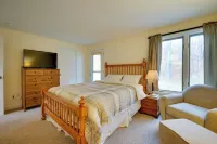 Sunny Stratton Townhome ~ 1 Mi to Skiing! - Homestays