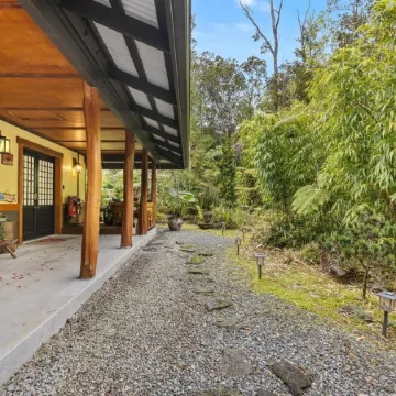 Volcano Tea House Cottage - Spa Bath, Hot Tub, and Fireplace with Japanese Decor