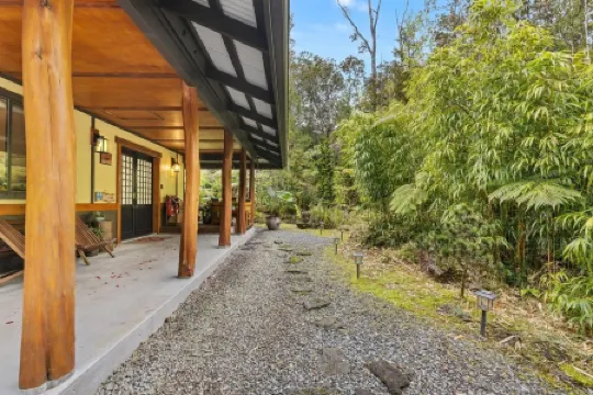 Volcano Tea House Cottage - Spa Bath, Hot Tub, and Fireplace with Japanese Decor