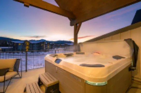 Gorgeous Mountain Retreat with Private Hot Tub - Exquisite Luxury Escape