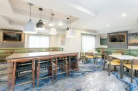 Fairfield Inn & Suites Brunswick - breakfast