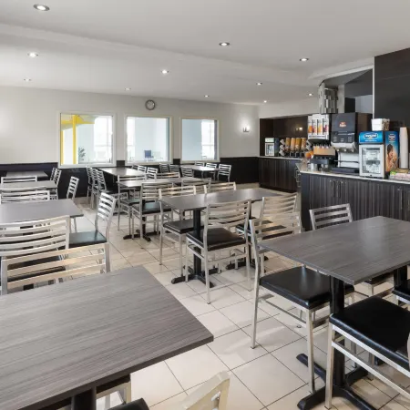 Super 8 by Wyndham Quebec City Отели рядом с достопримечательностью «Торговый центр Laurier Québec»