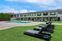 Clarion Pointe Mount Vernon - Burlington - Swimmingpools