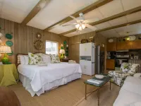 Stone Studio Lakefront Pool Access Hotéis em Flat Rock
