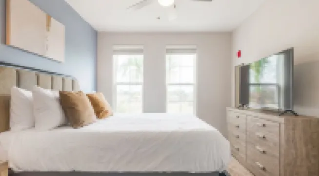 Landing Apartments Near Sand Lake - Universal