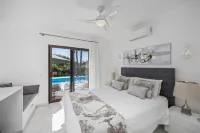 Luxury 4-Bed Villa with Heated Pool & Rooftop Sea Views –400m from Coelha Beach - Villa
