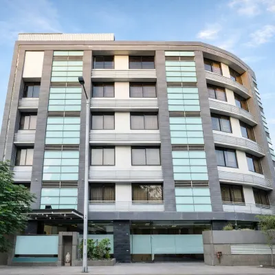 Dev Aadi Hotel โรงแรมใกล้ศูนย์การค้าแอลฟาวัน