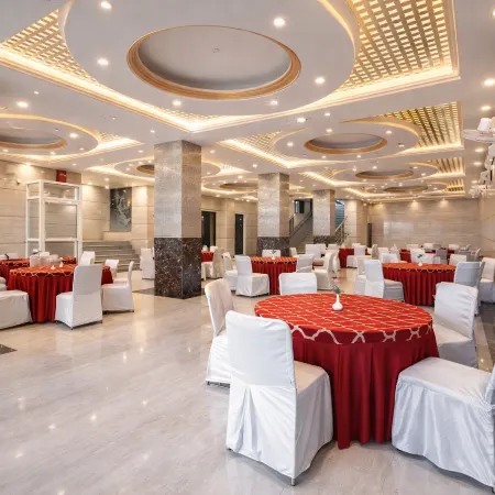 OPO Hotel Viva Palace Отели рядом с достопримечательностью «Коммерческий центр Worldmark Aerocity»