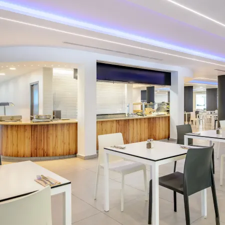 Hotel Vibra San Remo Отели рядом с достопримечательностью «Пляж Эс-Пуэт»