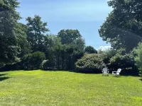 The Little Red Cottage - A cozy home steps away from private beach & wine trail.