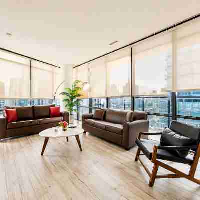 Peaceful Hospital Stay Suite Near SickKids & Uhn with Free Parking Rooms