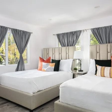 Chic City Apt Near Americana Glendale