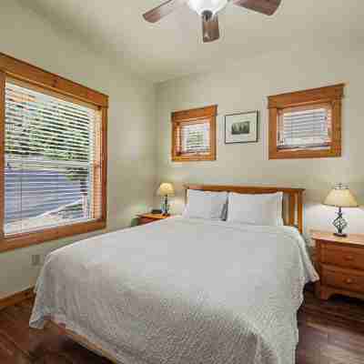Jackstraw Mountain 32 2 Bedroom Condo by RedAwning Rooms