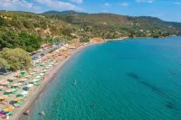 Avia's Seaside Hideaway with Lush Garden - 2 estrellas