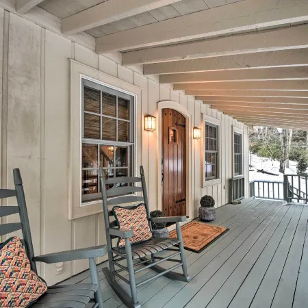 2 Living Areas + Fireplace: Mirror Lake Cottage!