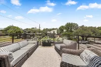 Stylish South Austin Getaway With Yard - Bungalows