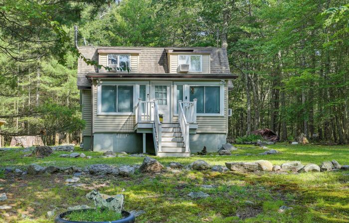 Huguenot Retreat w/ Screened Porch & Lake Access!