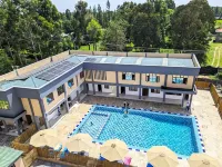 Peaks Hotel Nanyuki - С бассейном