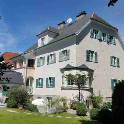 Vacation in the stylish Villa Leopoldskron Hotel Exterior
