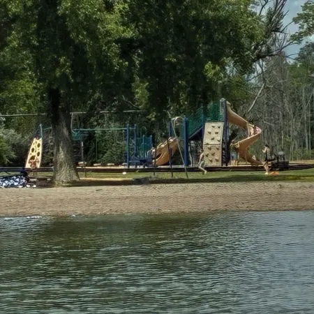 Spring Summer Specials on Cozy Newly Renovated Cottage with AC Right on the Lake