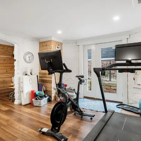 Historic Hewitt Onion Tower Apt 2 Studio in Central Marquette with Sauna Access