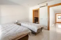 Charming Holiday House with Stunning Views in Albufeira - บังกะโล