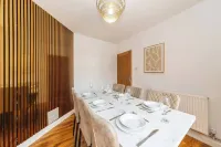 Spacious 5-bedroom House in Berkshire - Perfect Family Retreat - บังกะโล