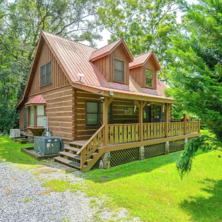 Cabin w/ Hot Tub + Fishing Pond in Del Rio!