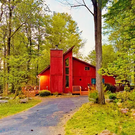 Stylish 3 Bed Mtn Retreat with Hot Tub, King Size Bed & Resort Style Amenities.