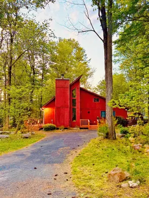 Stylish 3 Bed Mtn Retreat with Hot Tub, King Size Bed & Resort Style Amenities. - シャレー