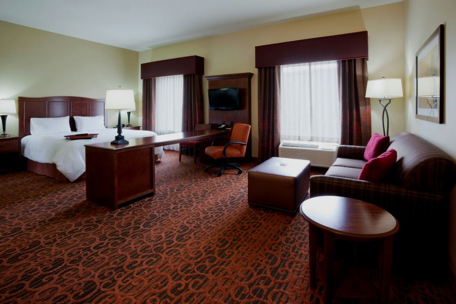 Hampton Inn & Suites Minot Airport