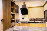 Leemas 2 Bedroom Duplex - balcony