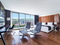 Holiday Inn TBILISI by IHG Отели рядом с достопримечательностью «Станция метро Грмагеле»