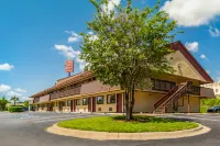 Red Roof Inn Columbia East - Ft Jackson - parking