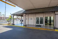 Super 8 by Wyndham Mesa Downtown Near Convention Center - Parking
