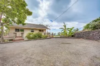 Cozy Kona Coast Apt w/ Lanai ~ 8 Miles to Beach! - 3-Star