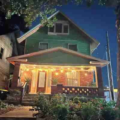 KC Home Base: Westport Landing! 4 Kings 7 Beds Nightlife & Eats 16 Min to Chiefs Hotel Exterior