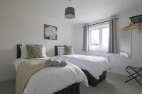 The Haven – Modern 4-Bed Home with Garden - Pensions