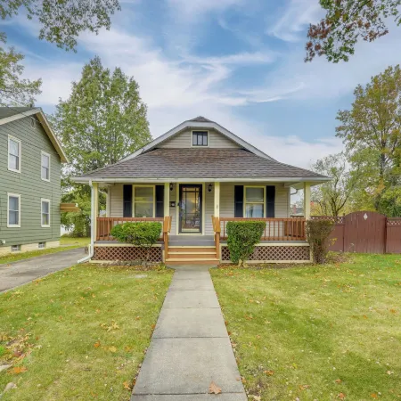 1 Mi to Akron Zoo: Ranch-style Home w/ Yard!