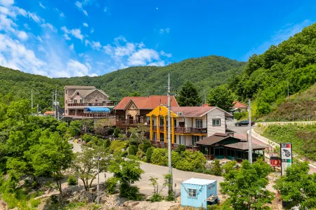 Hongcheon Gangae Pension Отели рядом с достопримечательностью «Palbongsan Tourist Site»